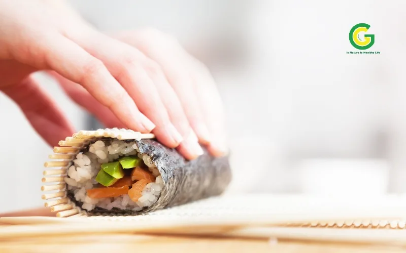 Cách Làm Cơm Cuộn Cá Hồi Na Uy